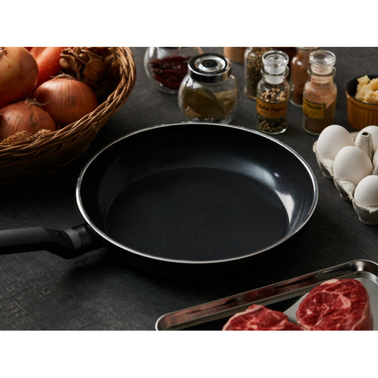 オランダ王室御用達 BK フライパン 20cm セラミックコーティング ガス火 IH オーブン PFASフリー フッ素不使用 黒 ブラック イージーインダクション ビーケー ロイヤル ブランド おしゃれ
