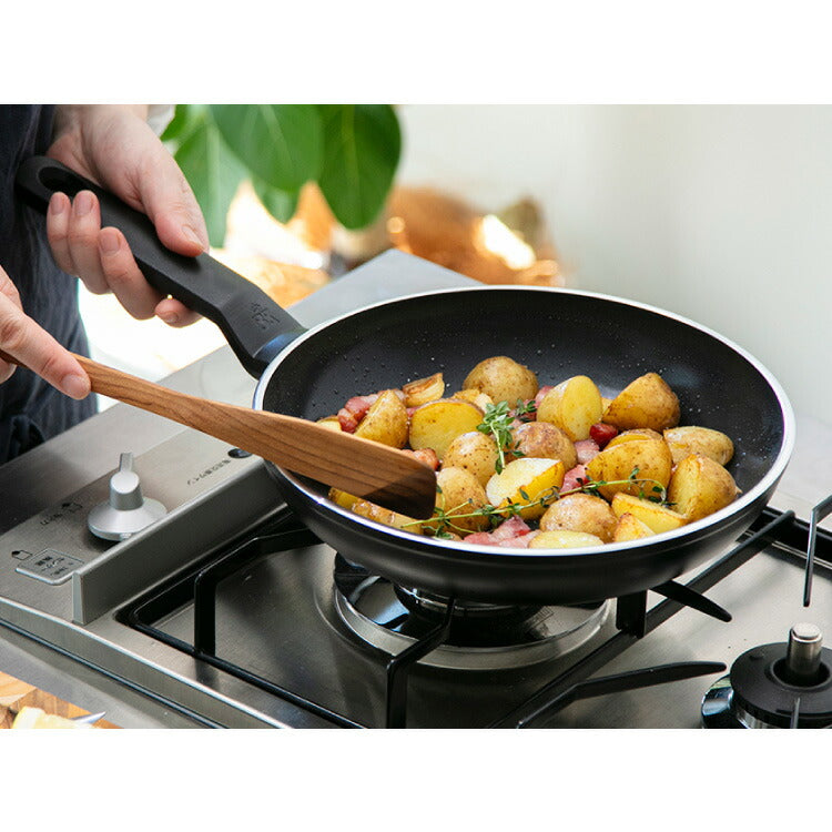 オランダ王室御用達 BK フライパン 20cm セラミックコーティング ガス火 IH オーブン PFASフリー フッ素不使用 黒 ブラック イージーインダクション ビーケー ロイヤル ブランド おしゃれ