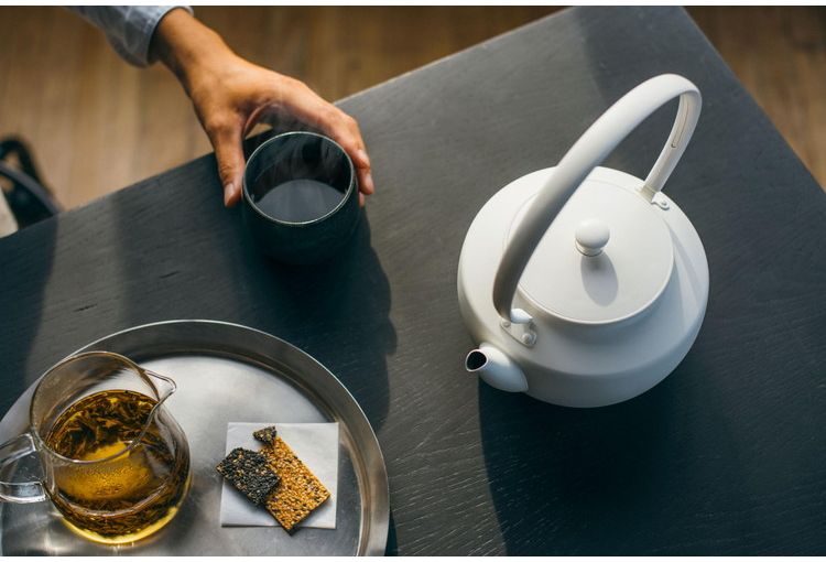 バルミューダ BALMUDA MoonKettle 湯沸し器 やかん 温度調整機能つき電気ケトル ホワイト KPT02JP-WH